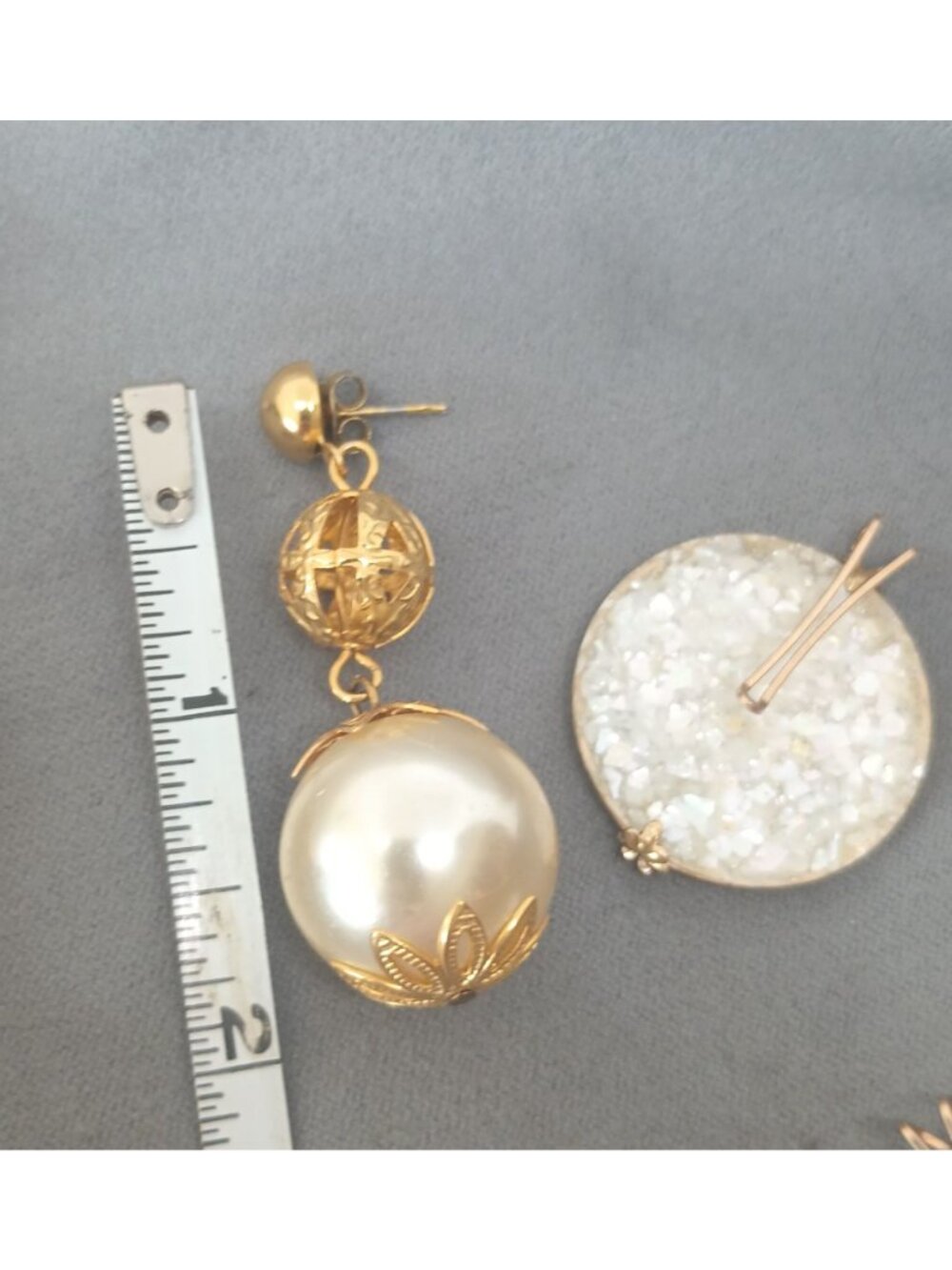 Vintage Hillcraft Confetti Lucite Slip-Ons & Post Gold-Tone Pearl Drop Earrings - Picture 7 of 8